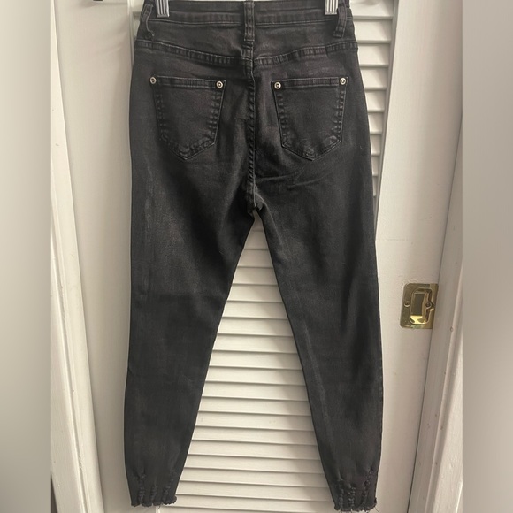 Pretty Little Thing PLT Blk Washed Distressed Cropped Skinny Jeans, Size 6 - Picture 8 of 14